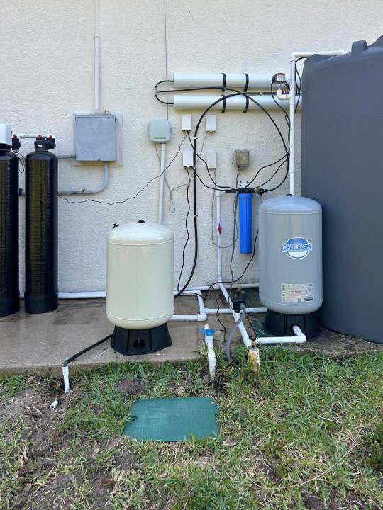 Horizontal membranes on the wall with 2 pressure tanks